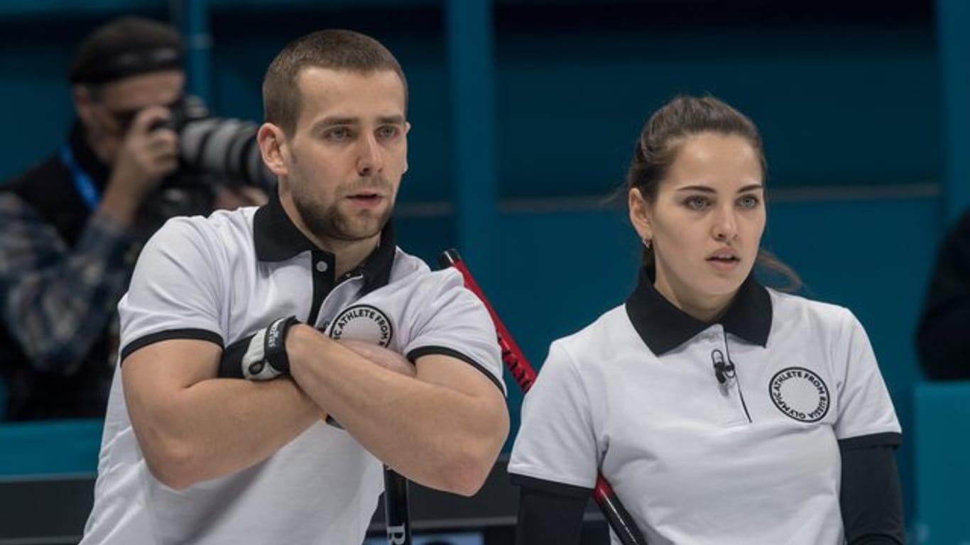 Alexander Kruschelnizki (l) holte im Curling-Mixed mit Anastassija Brysgalowa die Bronze-Medaille.