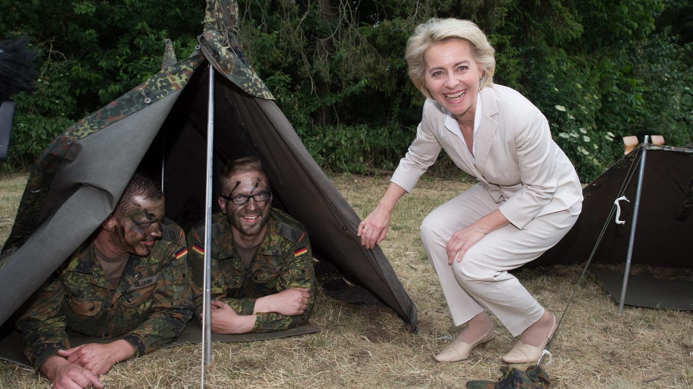 Verteidigungsministerin Ursula von der Leyen (CDU) im Juni 2015 zu Besuch bei Soldaten: Der Truppe fehlen Zelte und Winterbekleidung.