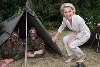 Verteidigungsministerin Ursula von der Leyen (CDU) im Juni 2015 zu Besuch bei Soldaten: Der Truppe fehlen Zelte und Winterbekleidung.