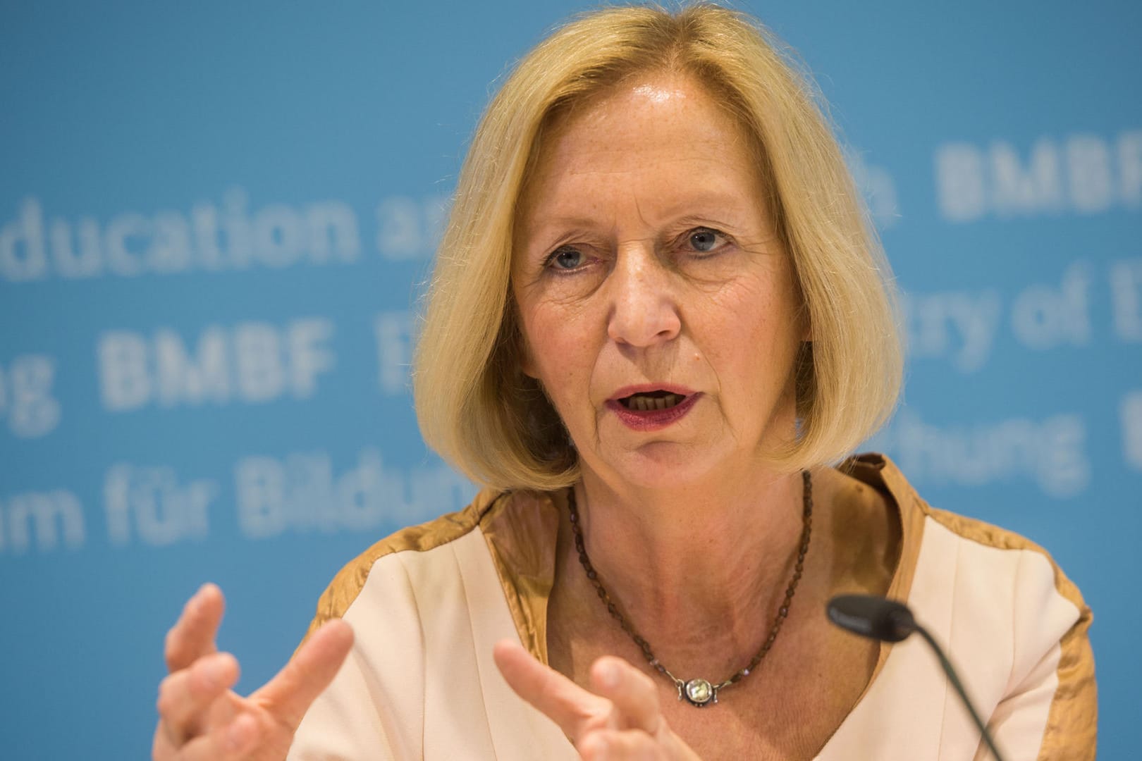 Bundesforschungsministerin Johanna Wanka (CDU) spricht bei einer Pressekonferenz: Zum Start des Wissenschaftsjahres 2018 hat Johanna Wanka sich optimistisch gezeigt - die Vollbeschäftigung hält sie für erreichbar. (Archivbild) Bundesforschungsministerin Johanna Wanka (CDU) spricht bei einer Pressekonferenz: Zum Start des Wissenschaftsjahres 2018 hat Johanna Wanka sich optimistisch gezeigt - die Vollbeschäftigung hält sie für erreichbar. (Archivbild)