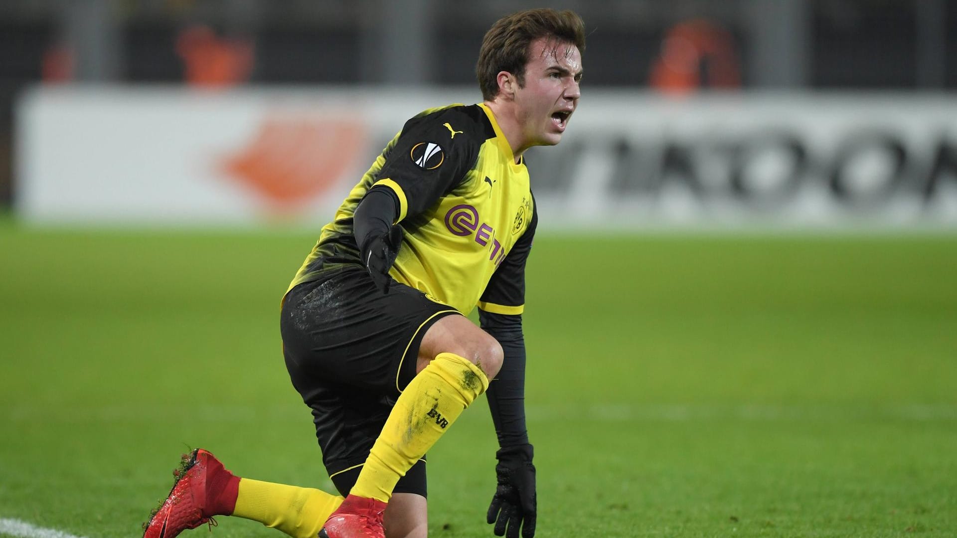 Mario Götze: Der Dortmund-Star regte sich über die Platzverhältnisse in Gladbach auf. Mario Götze: Der Dortmund-Star regte sich über die Platzverhältnisse in Gladbach auf.