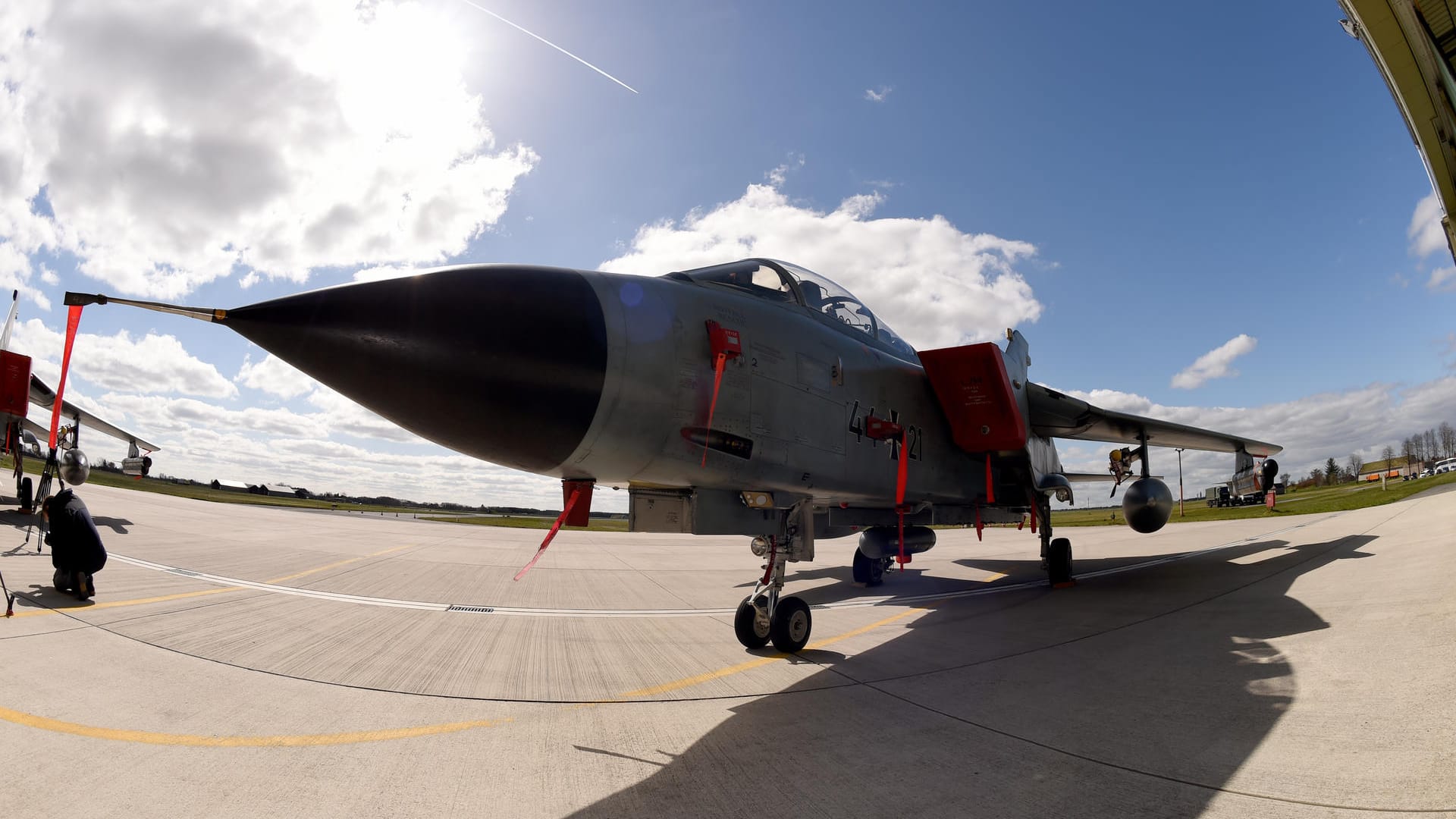 Ein Tornado-Kampfflugzeug in Jagel (Schleswig-Holstein) steht vor einem Hangar: Seit einer Woche müssen die Jets auf dem Boden bleiben, da das Kerosin auf dem Flugplatz zu viel Biodiesel enthält. (Archivbild)