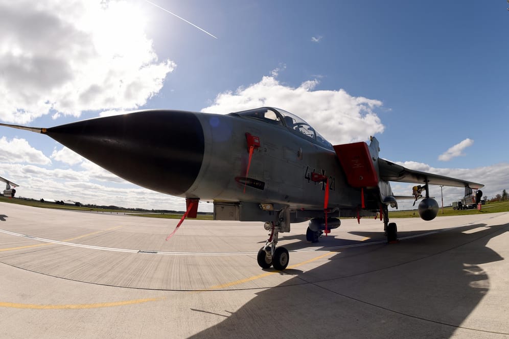 Ein Tornado-Kampfflugzeug in Jagel (Schleswig-Holstein) steht vor einem Hangar: Seit einer Woche müssen die Jets auf dem Boden bleiben, da das Kerosin auf dem Flugplatz zu viel Biodiesel enthält. (Archivbild)