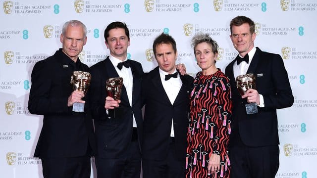 Für "Three Billboards Outside Ebbing, Missouri" gab es fünf Baftas: Darüber freuen sich Martin Mcdonough (l-r), Pete Czernin, Sam Rockwell, Frances McDormand und Graham Broadbent.