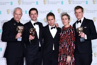 Für "Three Billboards Outside Ebbing, Missouri" gab es fünf Baftas: Darüber freuen sich Martin Mcdonough (l-r), Pete Czernin, Sam Rockwell, Frances McDormand und Graham Broadbent.