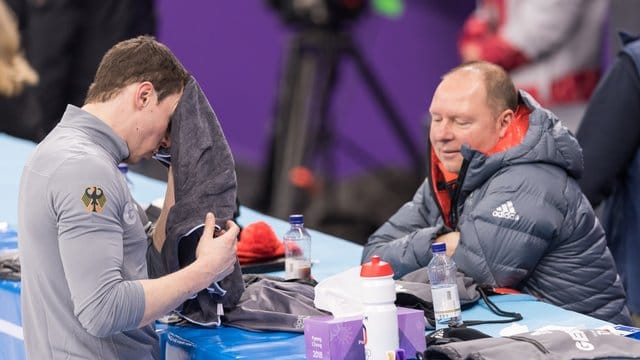 Bruno Massot muss allein trainieren, weil Partnerin Aljona Savchenko an Grippe erkrankt ist.