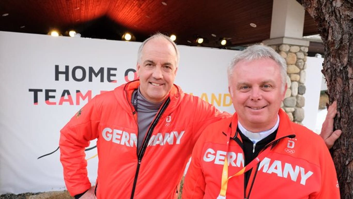 Die Seelsorger Thomas Weber (r) und Jürgen Hünten sind für die deutschen Sportler im Notfall da.