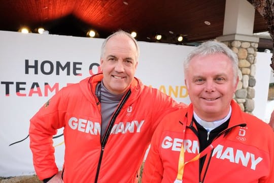 Die Seelsorger Thomas Weber (r) und Jürgen Hünten sind für die deutschen Sportler im Notfall da.
