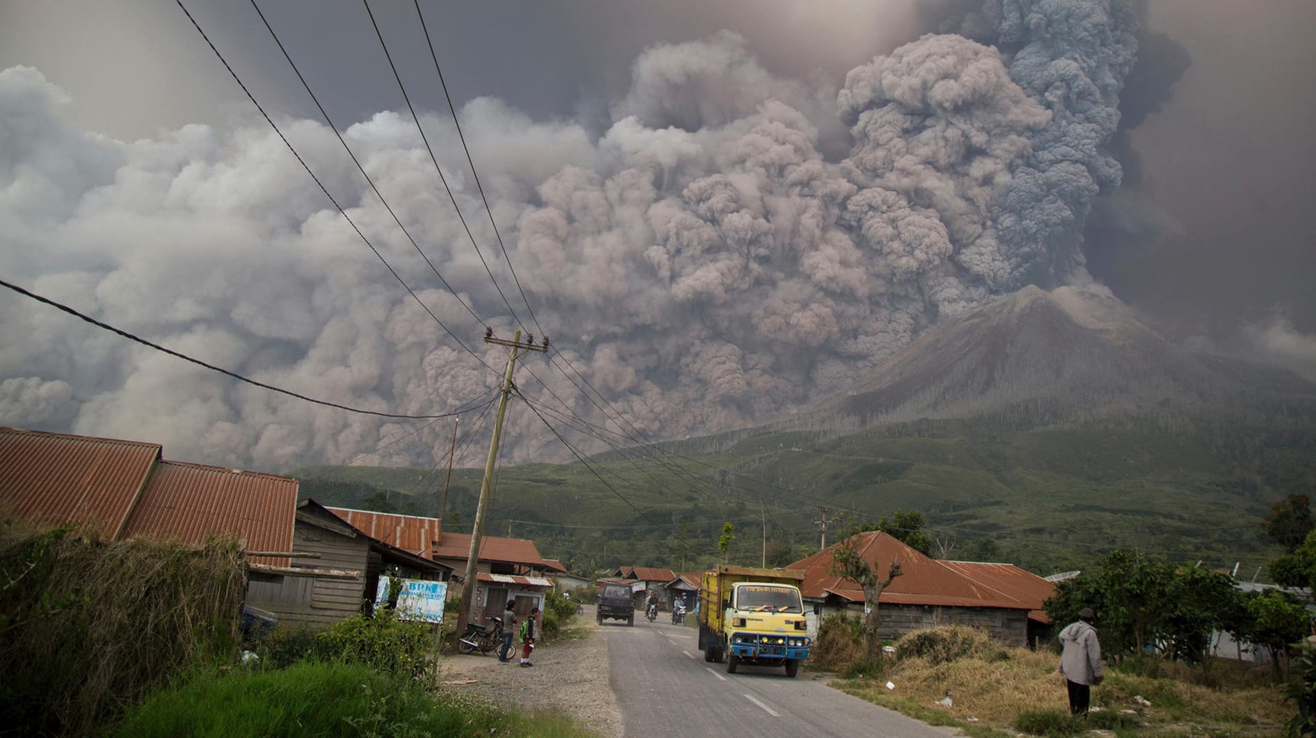 Ausbruch des Vulkans Mount Sinabung: In Indonesien ereignet sich ein beängstigendes Naturschauspiel.