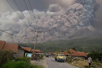 Ausbruch des Vulkans Mount Sinabung: In Indonesien ereignet sich ein beängstigendes Naturschauspiel.