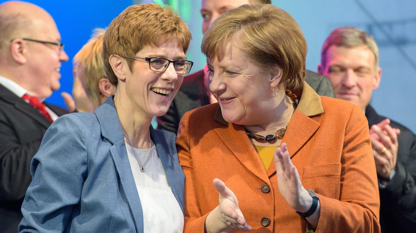 Die saarländische Ministerpräsidentin Annegret Kramp-Karrenbauer (li.) soll auf Wunsch von Angela Merkel neue Generalsekretärin der CDU werden.