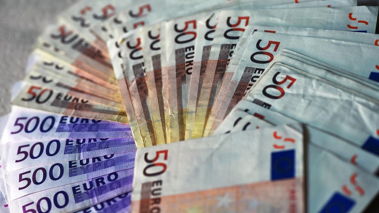 Euro-Banknoten auf einem Tisch: Mit einem Kredit aus dem Netz können Verbraucher Geld sparen. Doch Augen auf beim Vergleich der Angebote!