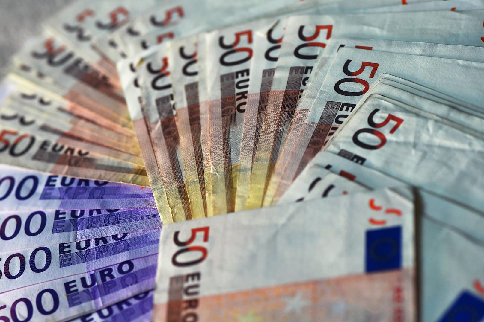 Euro-Banknoten auf einem Tisch: Mit einem Kredit aus dem Netz können Verbraucher Geld sparen. Doch Augen auf beim Vergleich der Angebote! Euro-Banknoten auf einem Tisch: Mit einem Kredit aus dem Netz können Verbraucher Geld sparen. Doch Augen auf beim Vergleich der Angebote!