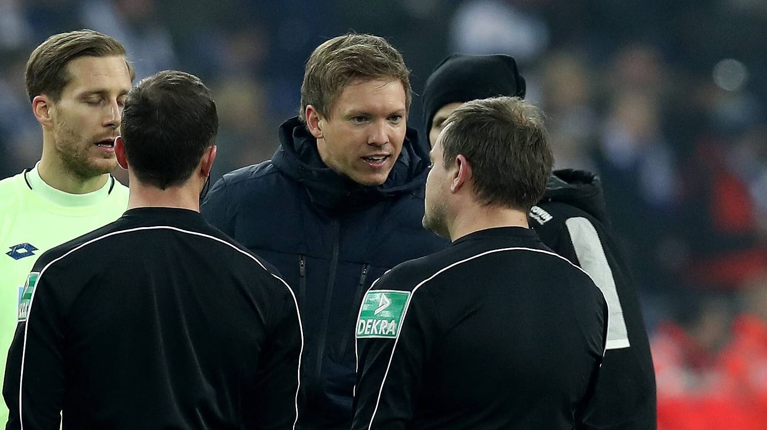 Julian Nagelsmann (M.) im Gespräch mit den Schiedsrichtern: Es soll um eine Dachschaden"-Frage gegangen sein.