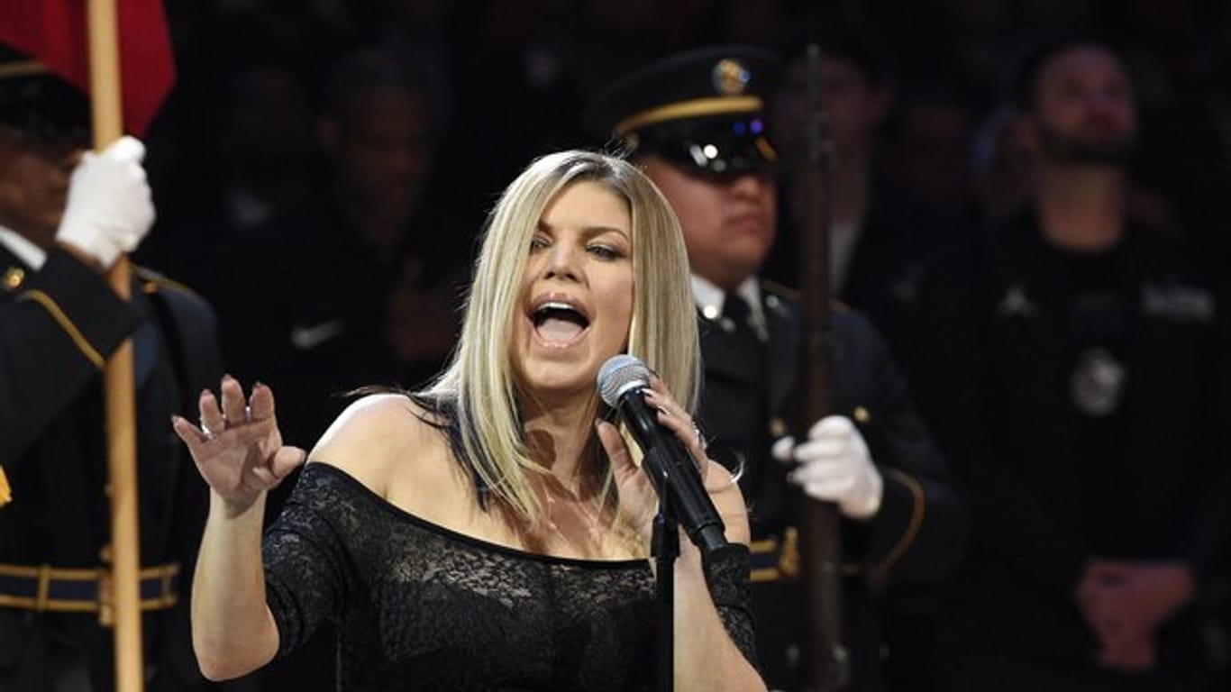 Fergie singt die US-Hymne vor dem Allstar-Spiel der US-Baseketballliga NBA.