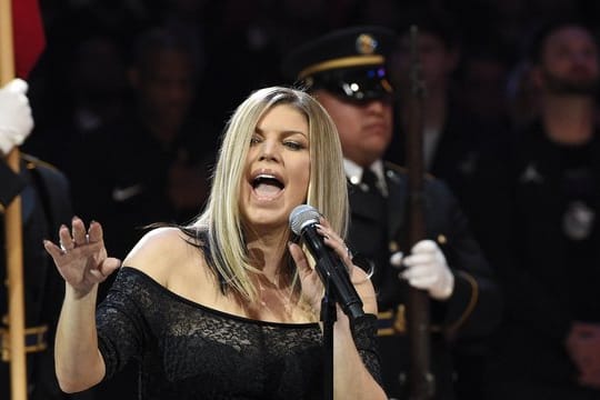 Fergie singt die US-Hymne vor dem Allstar-Spiel der US-Baseketballliga NBA.