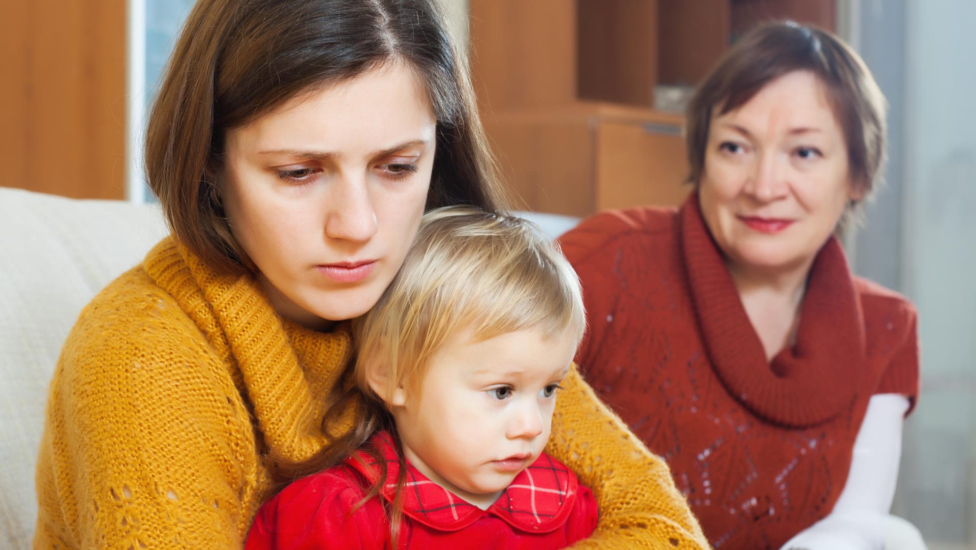 Mutter, Kind und Großmutter: Wenn sich Oma oder Opa in die Erziehung der Kinder einmischt, kommt es häufig zu Konflikten.