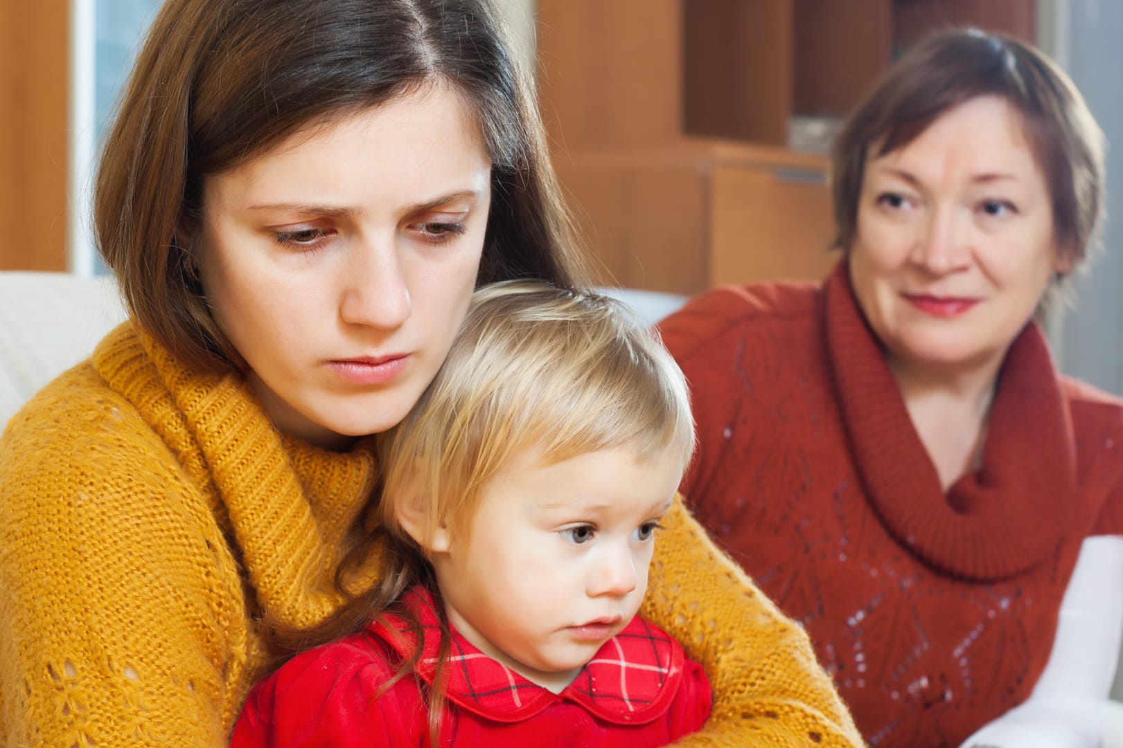 Mutter, Kind und Großmutter: Wenn sich Oma oder Opa in die Erziehung der Kinder einmischt, kommt es häufig zu Konflikten.