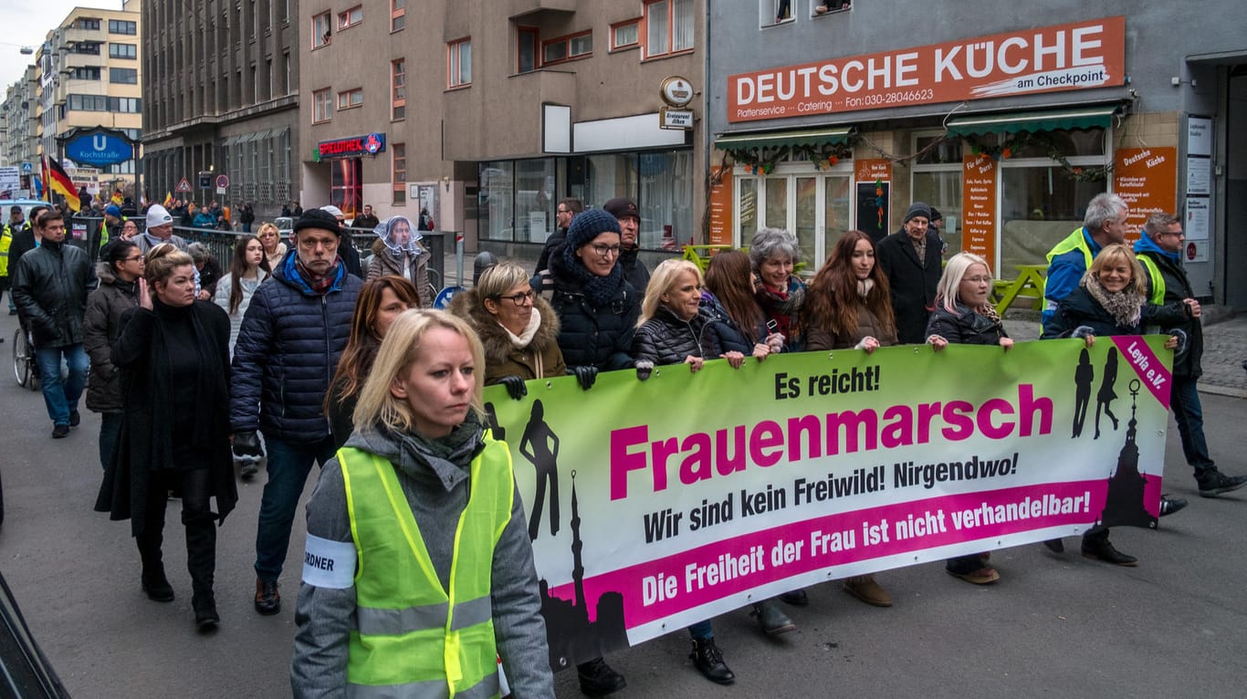 Beim «Frauenmarsch» am Samstag in Berlin ging es vordergründig um Frauenrechte, doch auch fremdenfeindliche Motive spielten eine große Rolle.