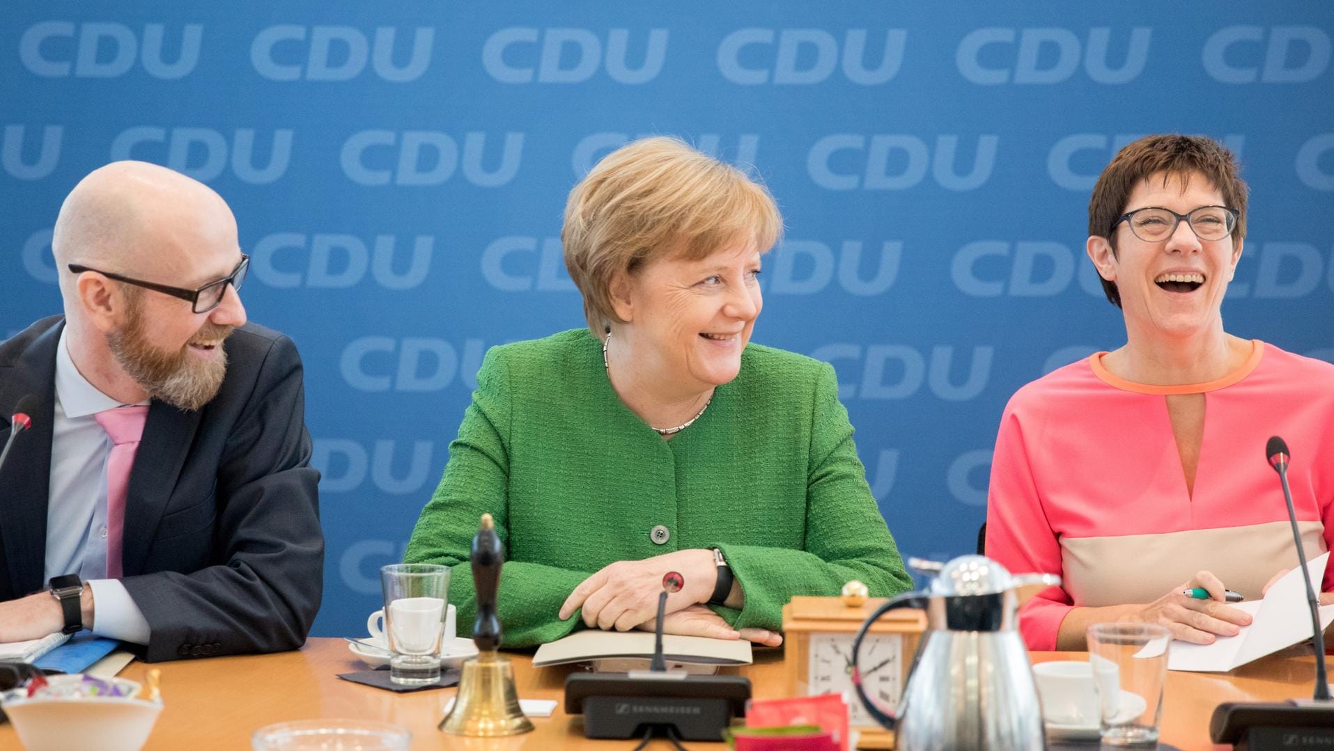 Tauber, Merkel, Kramp-Karrenbauer: Nach dem leisten Merkelianer Tauber kommt die leise Merkelianerin Kramp-Karrenbauer.