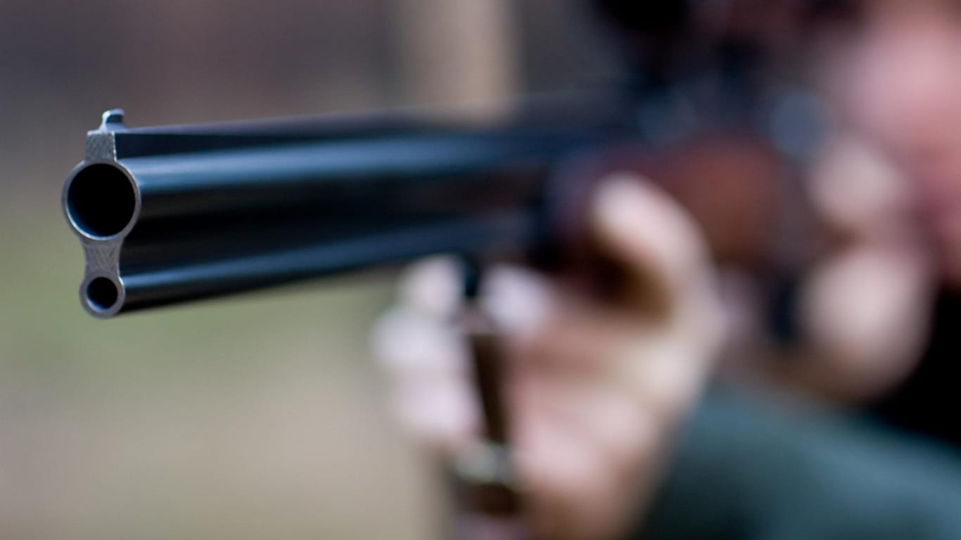Ein Mann zielt mit seinem Jagdgewehr: Mit einer Jagdflinte schoss ein Attentäter auf Kirchgänger im südrussischen Dagestan. Der IS reklamierte die Tat für sich. (Symbolbild)