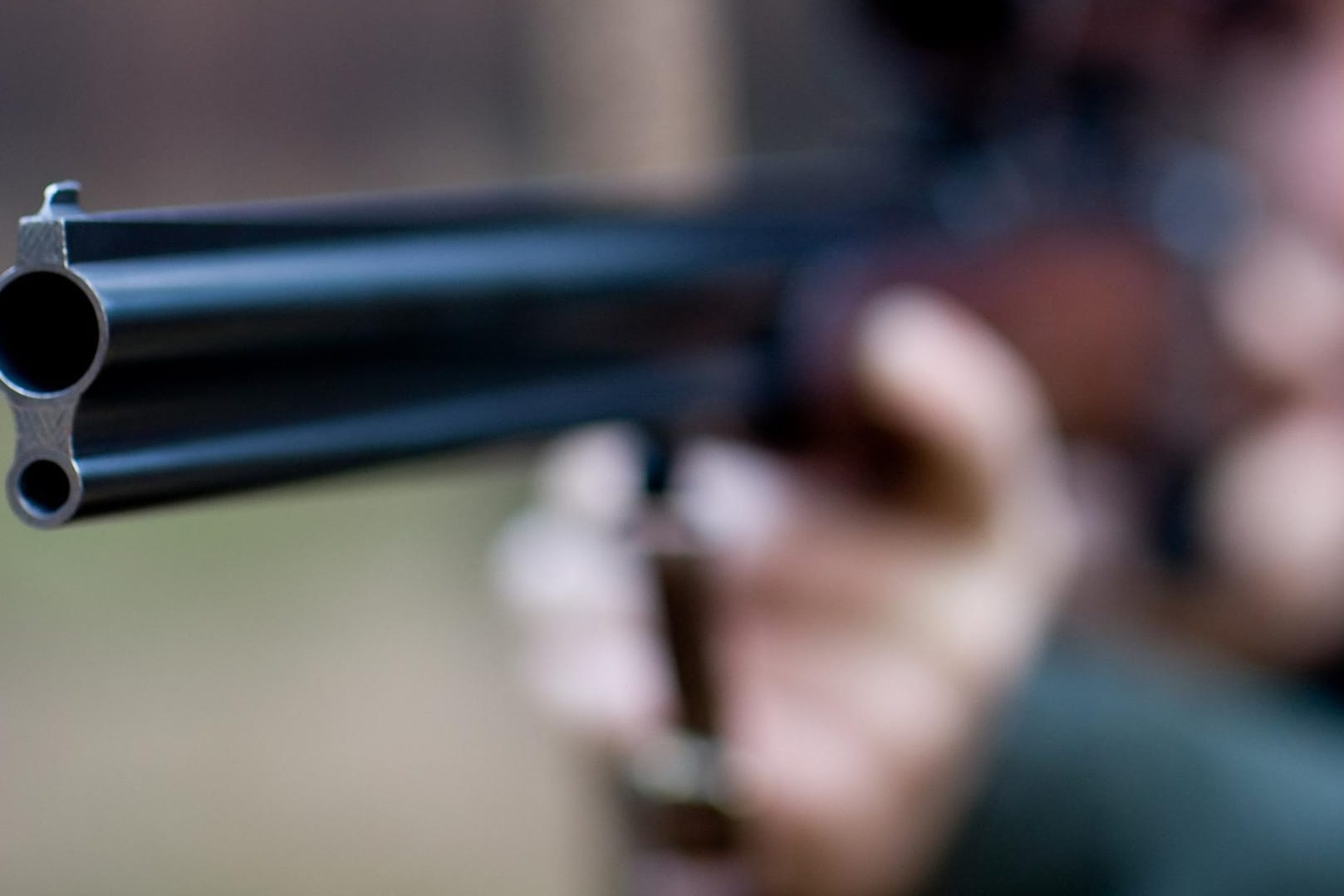 Ein Mann zielt mit seinem Jagdgewehr: Mit einer Jagdflinte schoss ein Attentäter auf Kirchgänger im südrussischen Dagestan. Der IS reklamierte die Tat für sich. (Symbolbild)