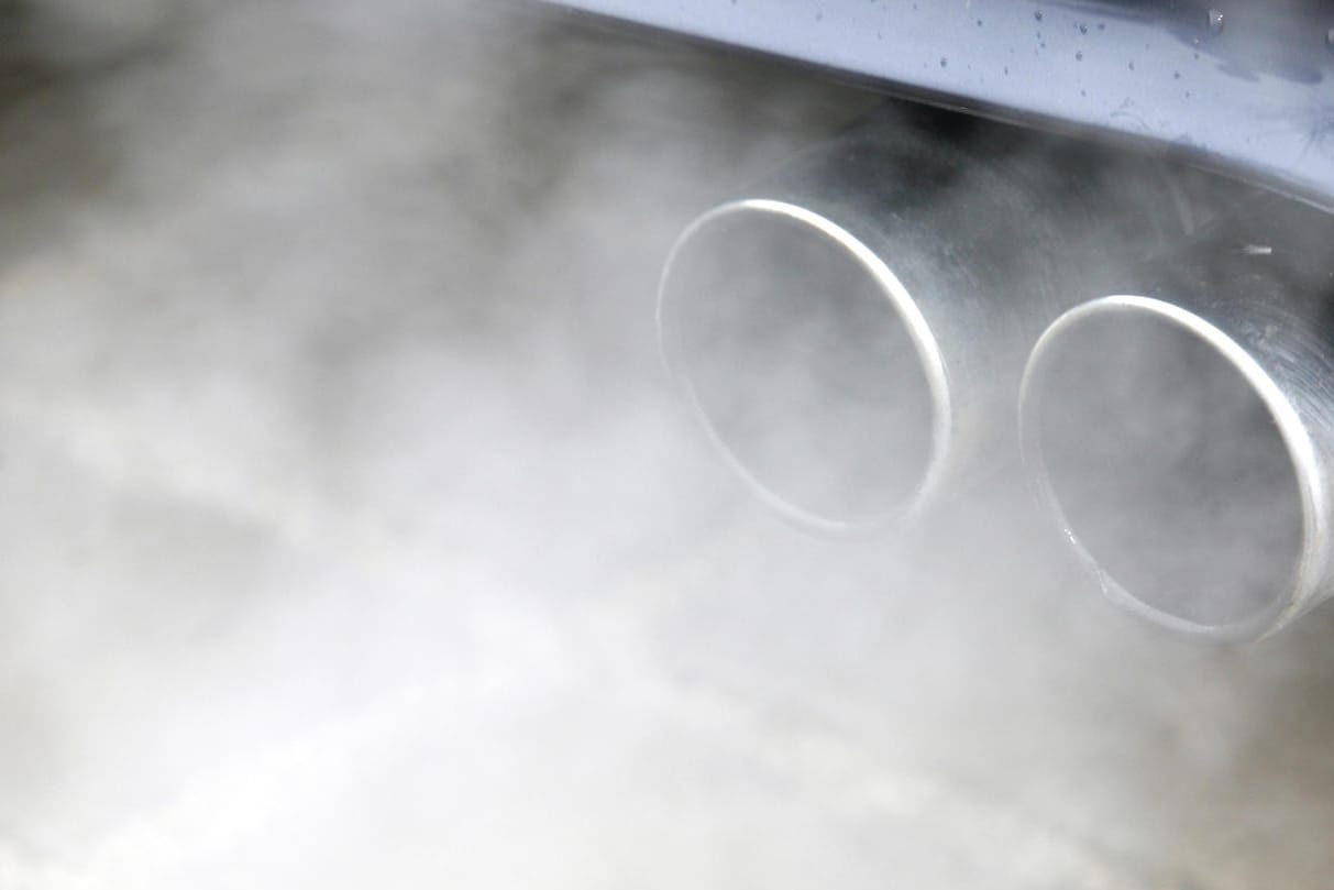 Qualmender Auspuff: Das Bundesverwaltungsgericht prüft in dieser Woche, ob Fahrverbote für Dieselautos eine rechtmäßige Lösung zur Senkung der Stickstoffbelastung wären.