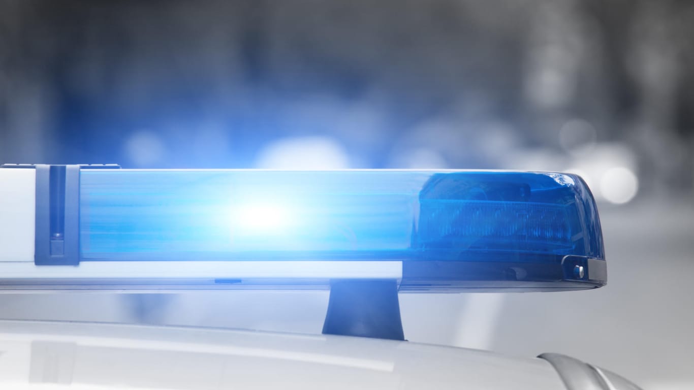 Ein Blaulicht leuchtet auf dem Dach eines Polizeiwagens: Ein Mann hat ein Gymnasium in Hameln überfallen und die Sekretärin schwer verletzt. (Archivbild)