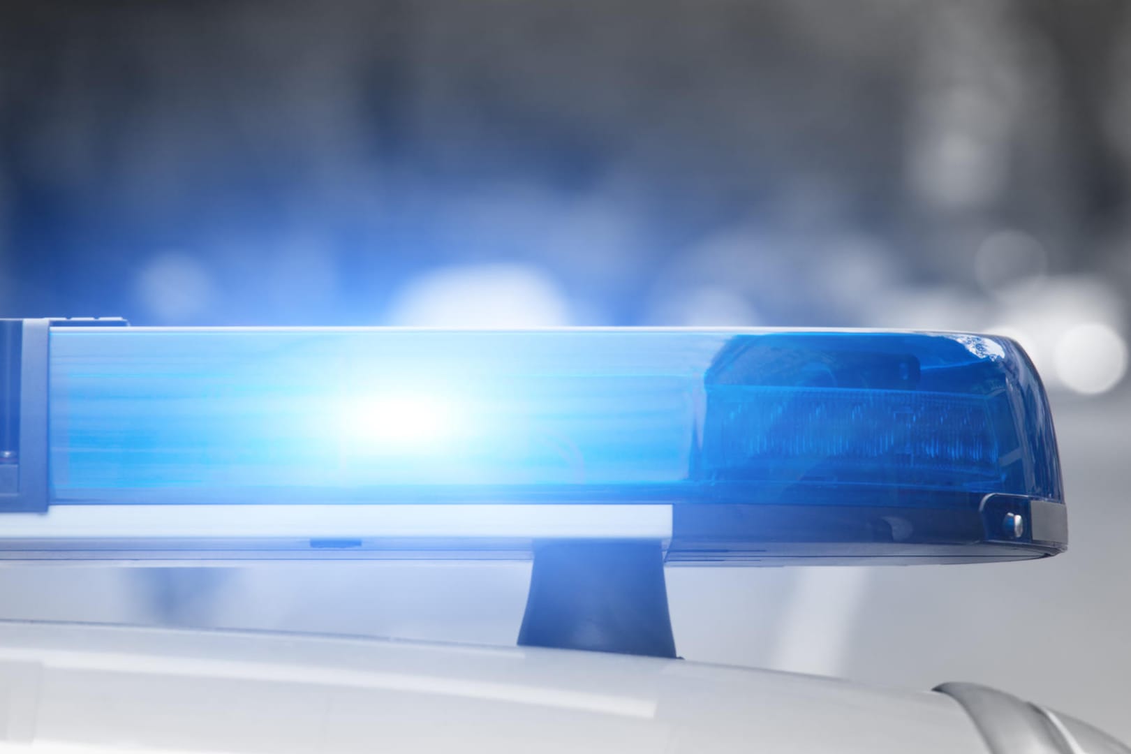 Ein Blaulicht leuchtet auf dem Dach eines Polizeiwagens: Ein Mann hat ein Gymnasium in Hameln überfallen und die Sekretärin schwer verletzt. (Archivbild)