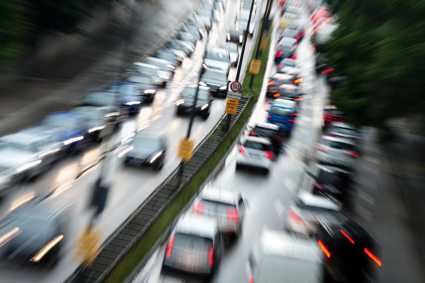 Dichtes Verkehrsaufkommen: Autokäufer sollten bei der Anschaffung eines neuen Diesel genau auf die Abgasnorm achten. Dies gilt auch für den Kauf von gebrauchten Dieselfahrzeugen.