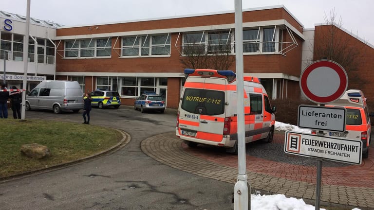 Einsatzwagen von Polizei und Rettungskräften stehen vor der Berufsschule in Goslar-Baßgeige: An dieser Schule soll ein 19-Jähriger mehrfach mit einem Messer auf eine 18-jährige Schülerin eingestochen haben.