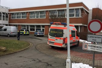 Einsatzwagen von Polizei und Rettungskräften stehen vor der Berufsschule in Goslar-Baßgeige: An dieser Schule soll ein 19-Jähriger mehrfach mit einem Messer auf eine 18-jährige Schülerin eingestochen haben.
