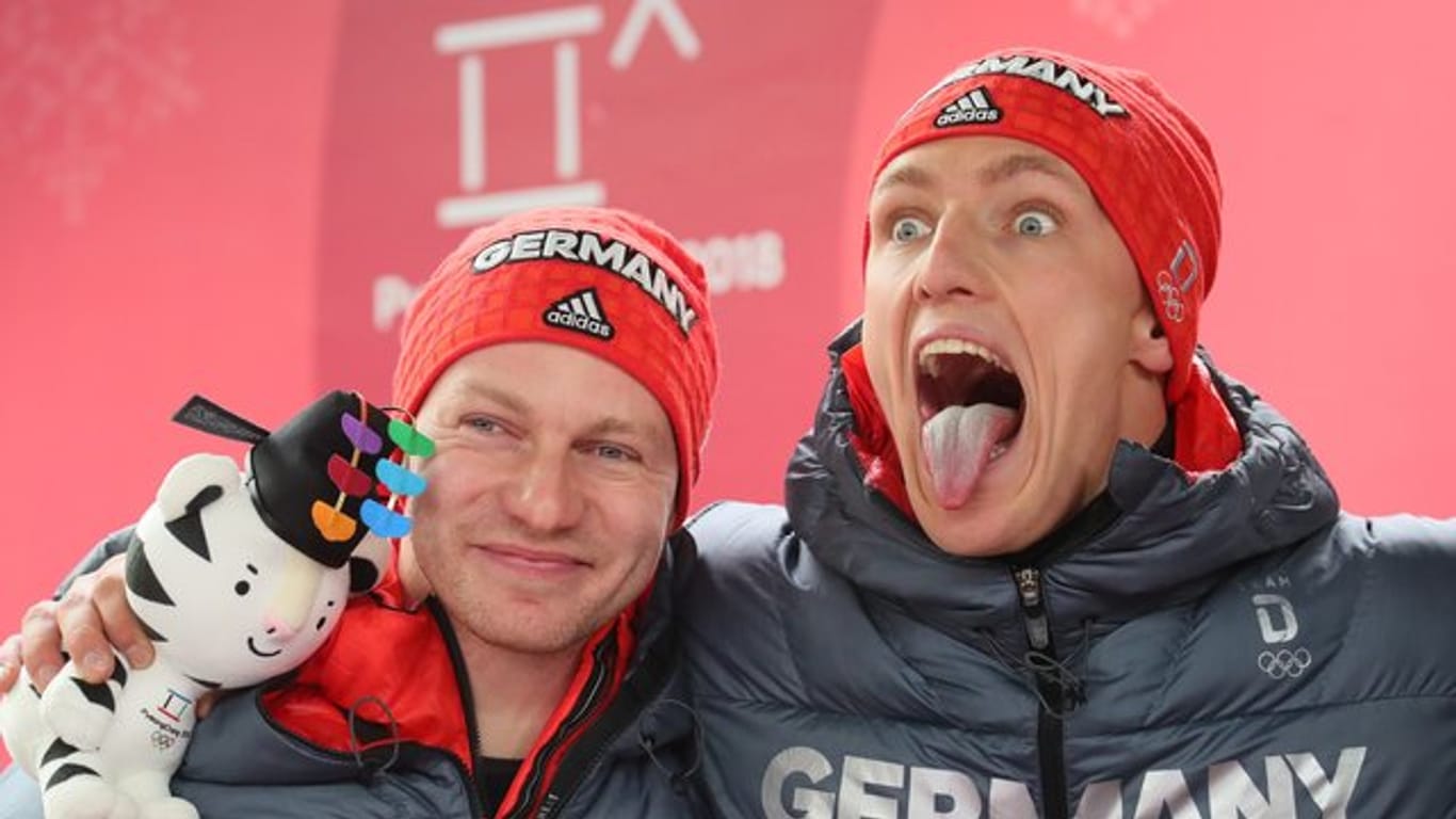 Francesco Friedrich (l) und Thorsten Margis jubeln über die Goldmedaille im Zweierbob.