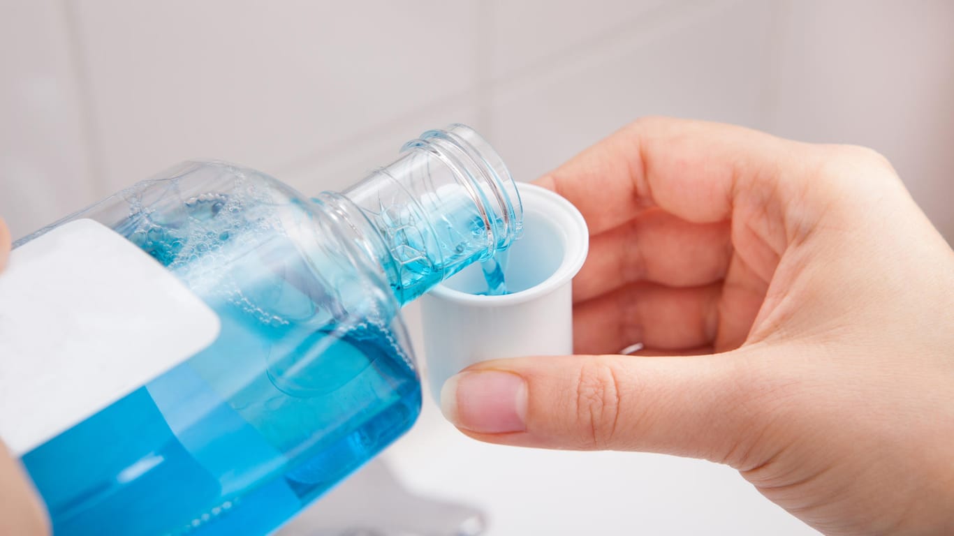 Mundwasser wird in Becher gefüllt: Mundwasser sollte die Zahnbürste und Zahnseide nicht ersetzen, nur ergänzen.
