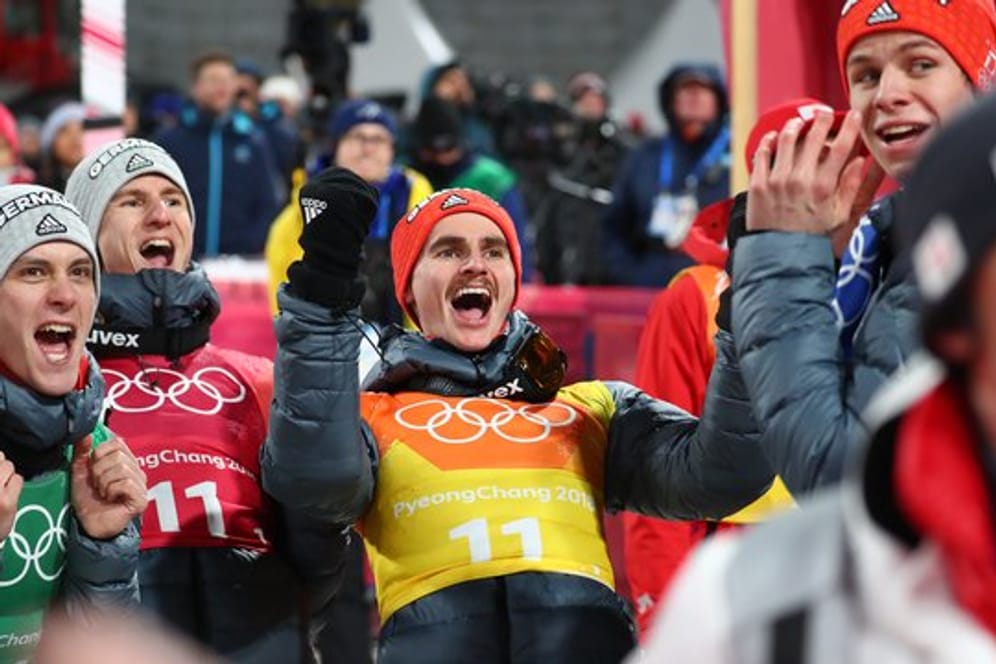 Die deutschen Skispringer Stephan Leyhe, Karl Geiger, Richard Freitag und Andreas Wellinger (l-r) feiern den zweiten Platz.