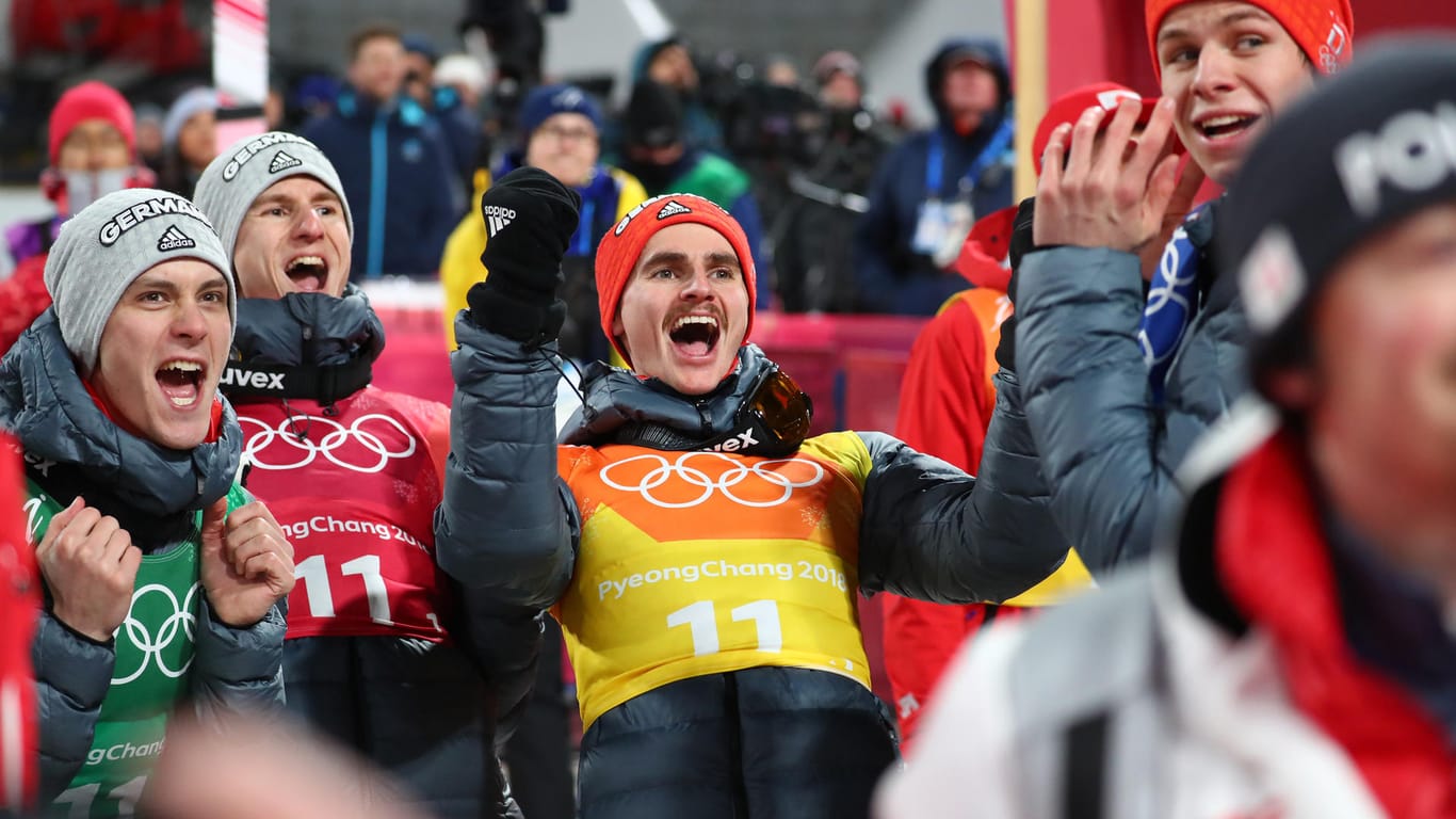 Olympia 2018: Deutschlands Skispringer jubeln über Silber im Teamwettbewerb.
