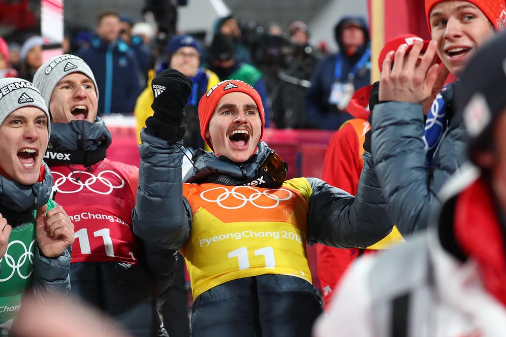 Olympia 2018: Deutschlands Skispringer jubeln über Silber im Teamwettbewerb.