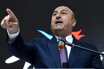 Mevlüt Cavusoglu: Der türkische Außenminister warnt Syriens Regierung davor, die Kurden im Norden Syriens zu unterstützen.