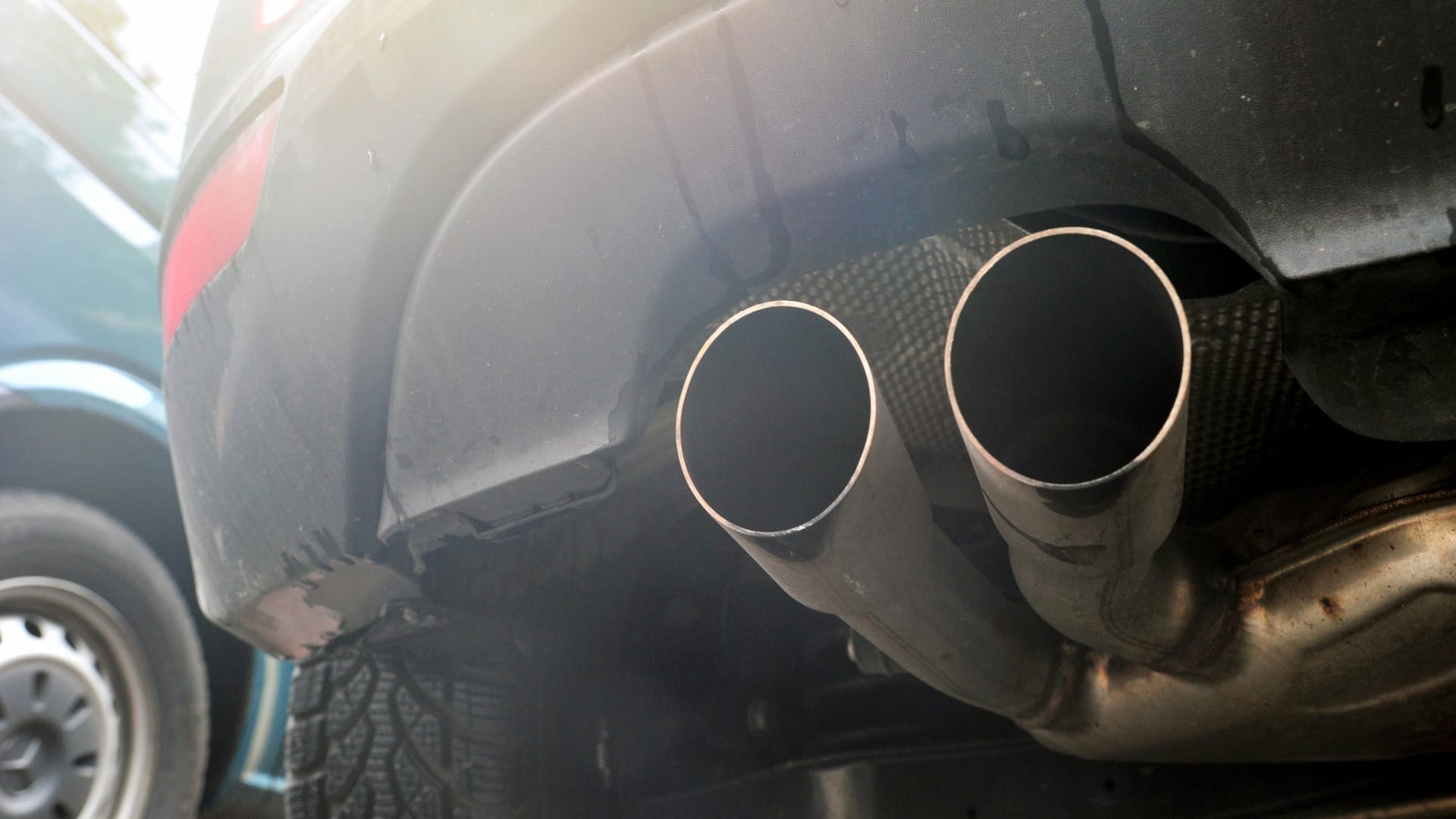 Abgase eines Diesel-Pkw: Das Bundesverwaltungsgericht in Leipzig urteilt am 22. Februar 2018 zu Fahrverboten. Abgase eines Diesel-Pkw: Das Bundesverwaltungsgericht in Leipzig urteilt am 22. Februar 2018 zu Fahrverboten.