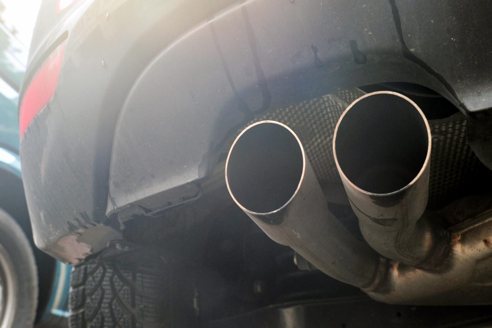 Abgase eines Diesel-Pkw: Das Bundesverwaltungsgericht in Leipzig urteilt am 22. Februar 2018 zu Fahrverboten.