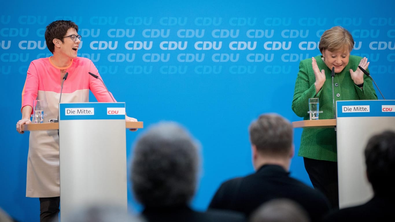 Heitere Pressekonferenz in Berlin: Merkel kündigte Kramp-Karrenbauer versehentlich als erste CDU-Generalsekretärin an, dabei war Merkel das ab 1998 selbst.