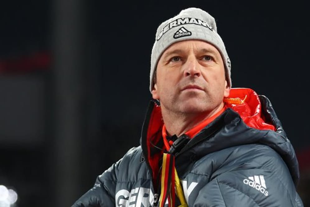 Werner Schuster lässt seine Zukunft als Trainer der deutschen Skispringer offen.