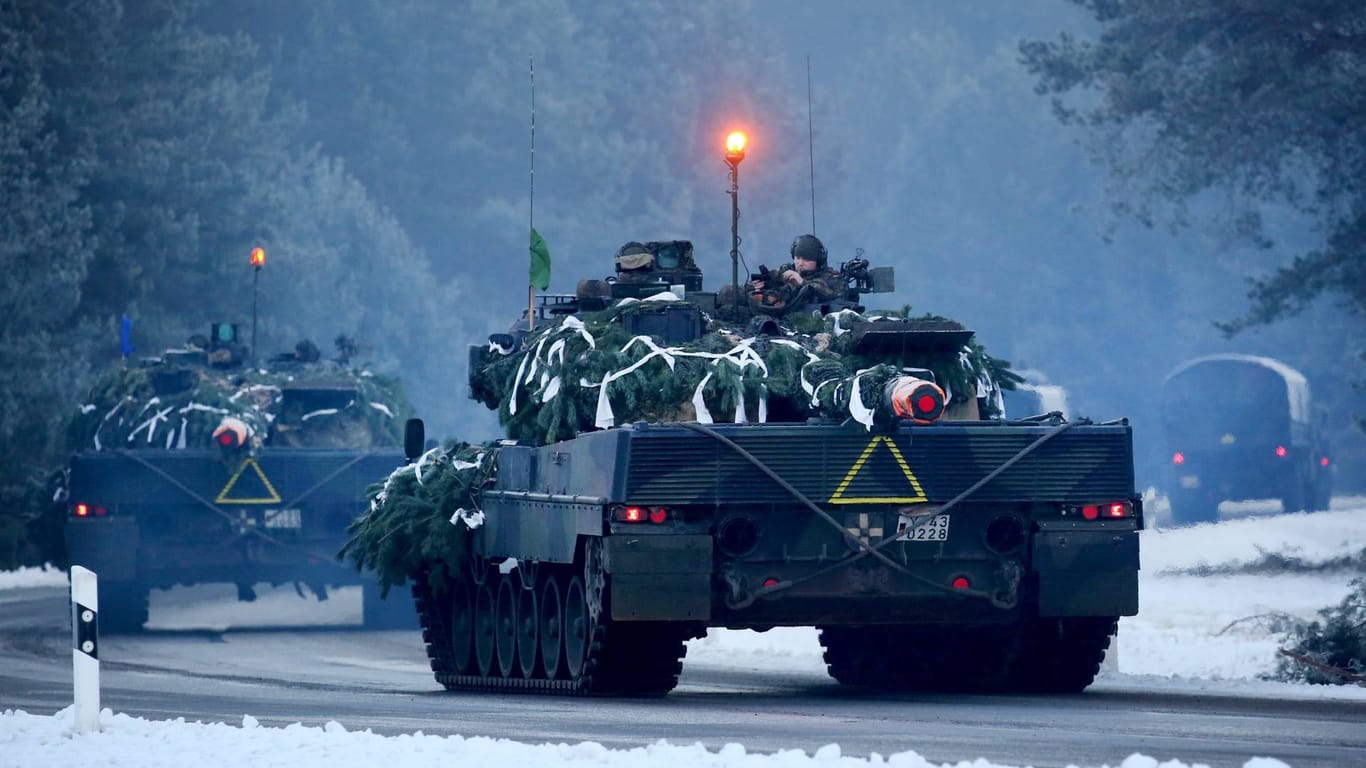 Zusammenarbeit mit den Nato-Partnern: Eine Kolonne mit Leopard-Panzern der Bundeswehr auf dem Weg zu einer deutsch-niederländischen Militärübung in Mecklenburg-Vorpommern. Aufnahme von 2017.