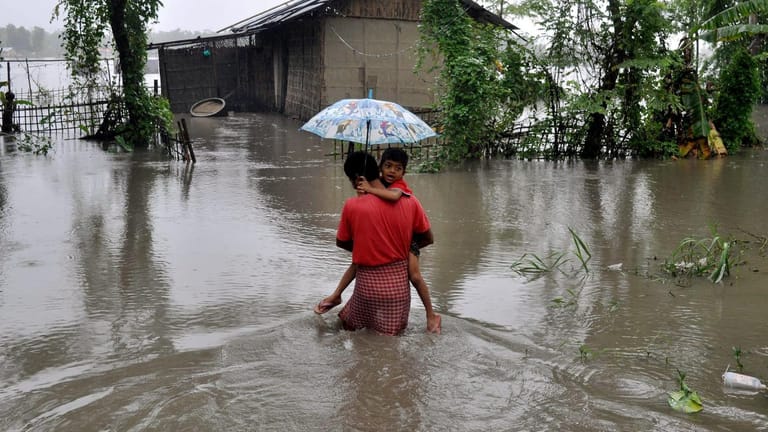 Überschwemmung durch den Monsun in Indien: Die Hurrikan-Saison in den USA verdrängte die Naturkatastrophe in Asien aus den Nachrichten.