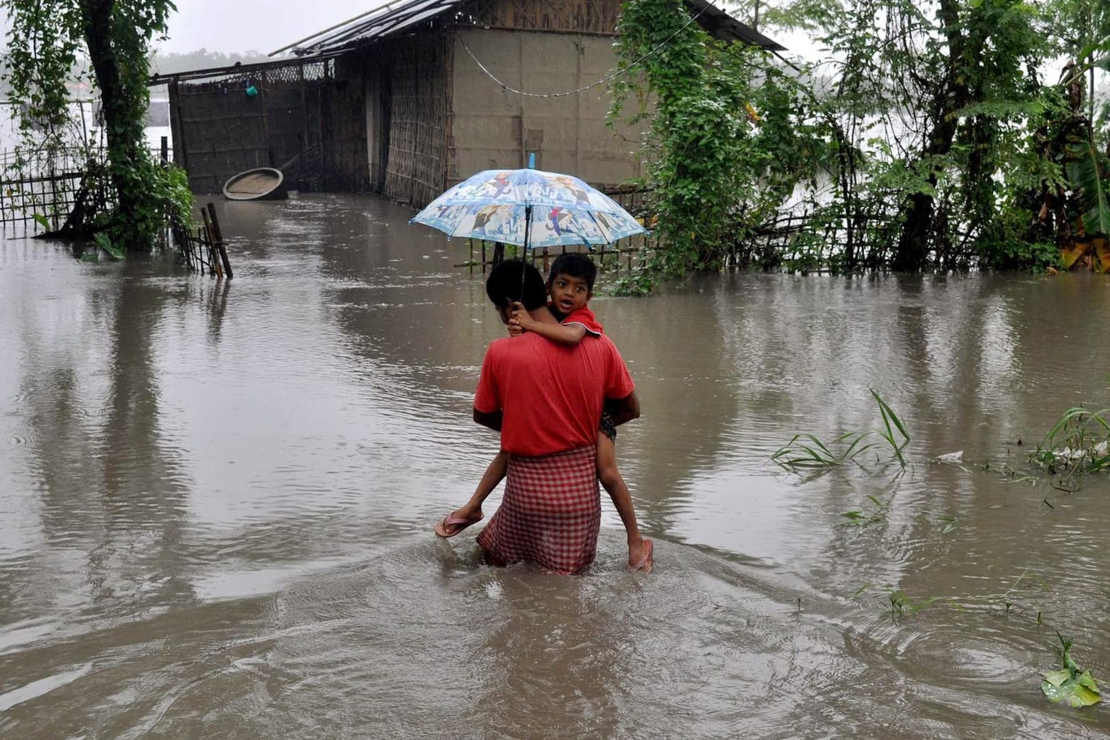 Überschwemmung durch den Monsun in Indien: Die Hurrikan-Saison in den USA verdrängte die Naturkatastrophe in Asien aus den Nachrichten.