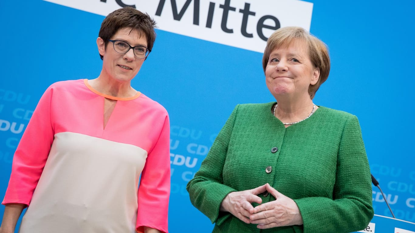 Kanzlerin Angela Merkel (rechts) und die saarländische Ministerpräsidentin Annegret Kramp-Karrenbauer am Montag in Berlin.