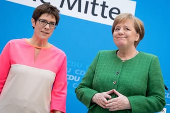 Kanzlerin Angela Merkel (rechts) und die saarländische Ministerpräsidentin Annegret Kramp-Karrenbauer am Montag in Berlin.
