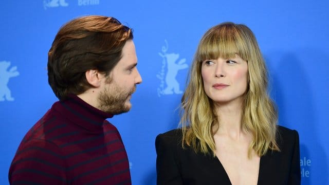 Daniel Brühl und Rosamund Pike stellen ihren Film "7 Tage in Entebbe" auf der Berlinale vor.