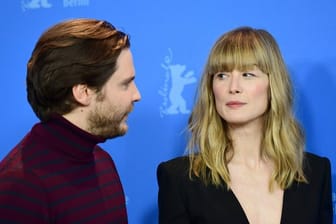 Daniel Brühl und Rosamund Pike stellen ihren Film "7 Tage in Entebbe" auf der Berlinale vor.