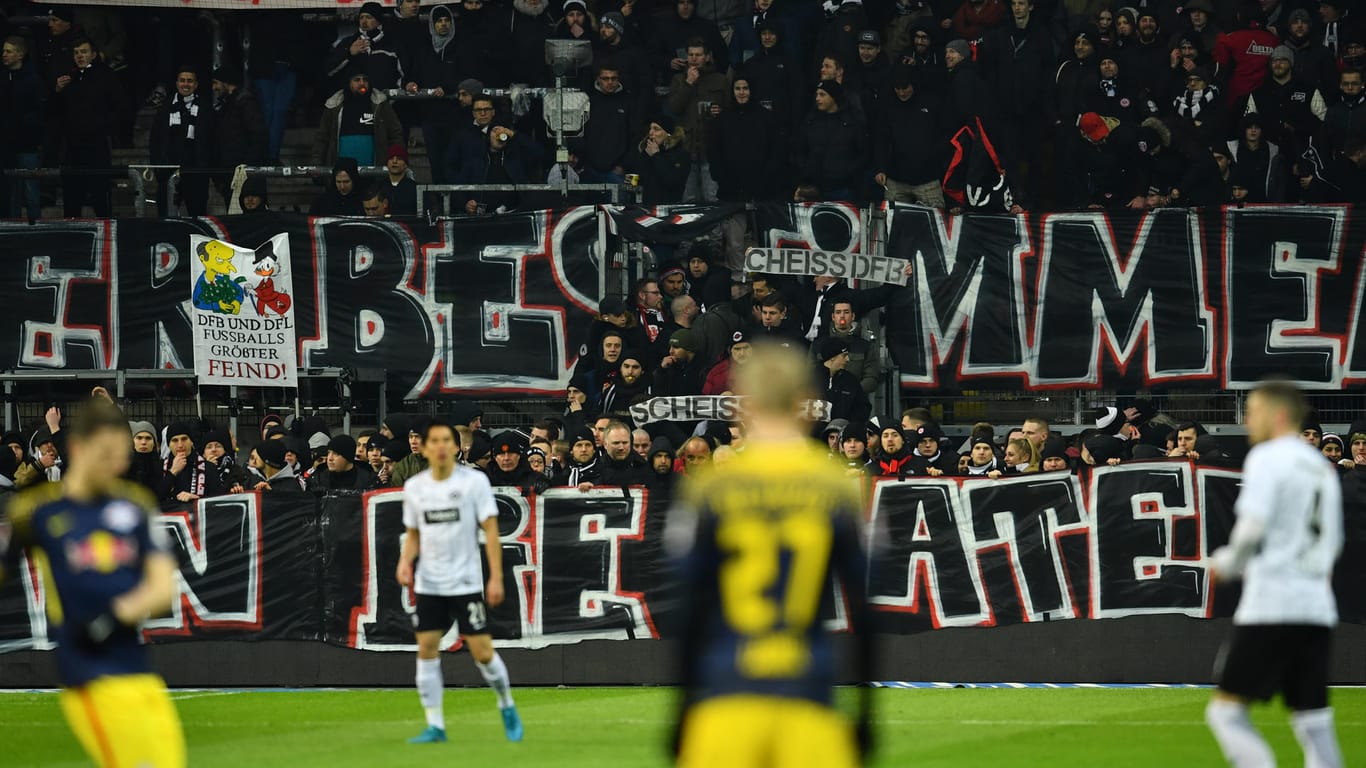 Frankfurter Fans protestieren vor Anpfiff im Innenraum: Sie wollen Montagsspiele in Zukunft verhindern.
